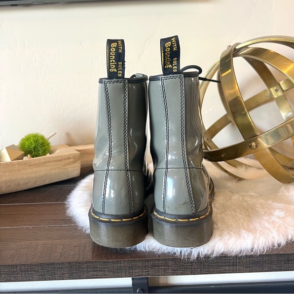 DR. MARTENS| 1460 YS Gunmetal Gray Patent Leather 8 Eyelet Lace Up Boots - Picture 4 of 6